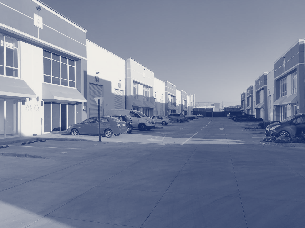 Sistema HVAC industrial instalado por ExportClima — ductos galvanizados en taller